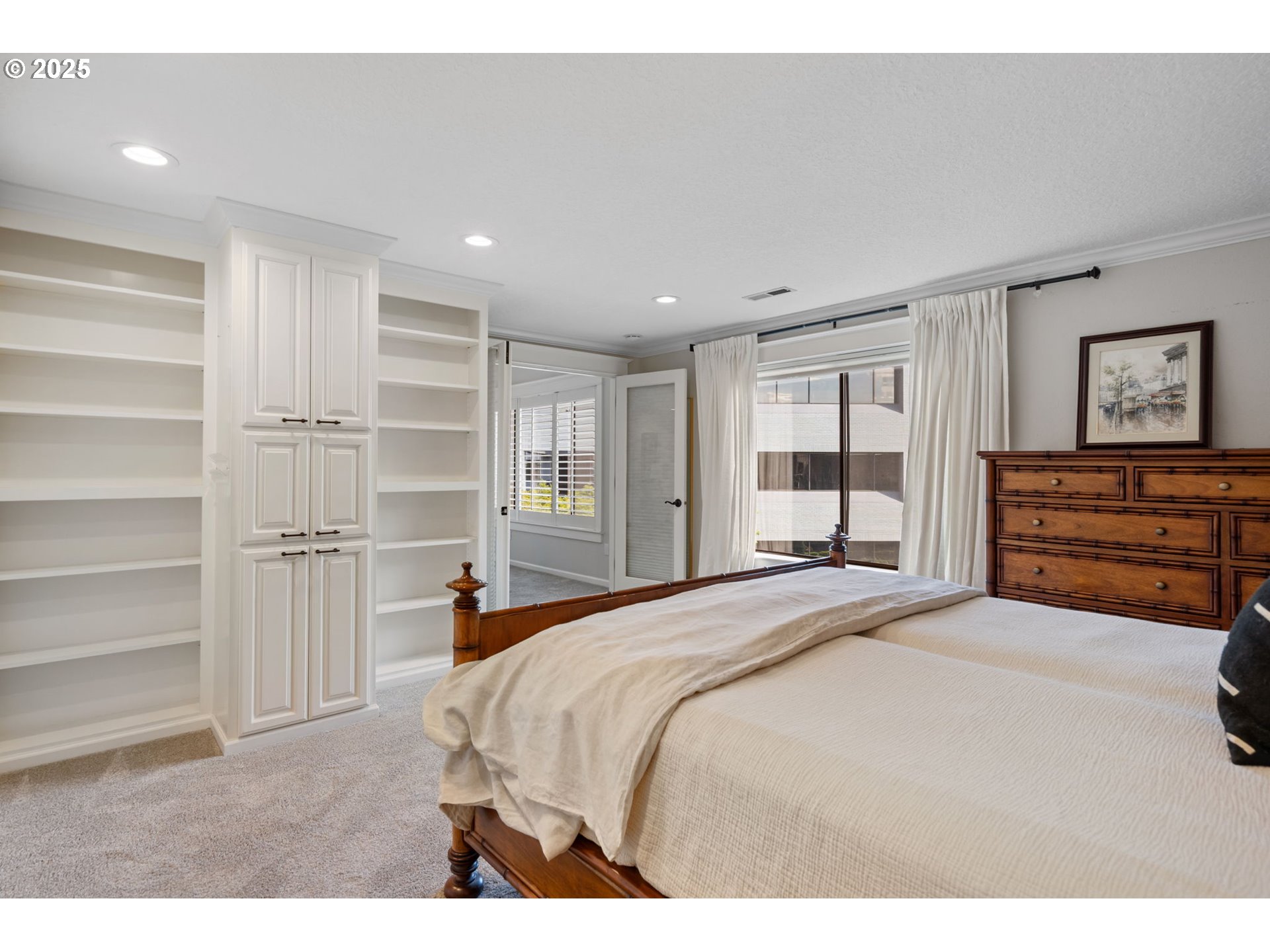 5620 South Riverside Lane, Unit 3 Portland, OR 97239 - Photo 20 of 41 a bedroom with a bed and a large window