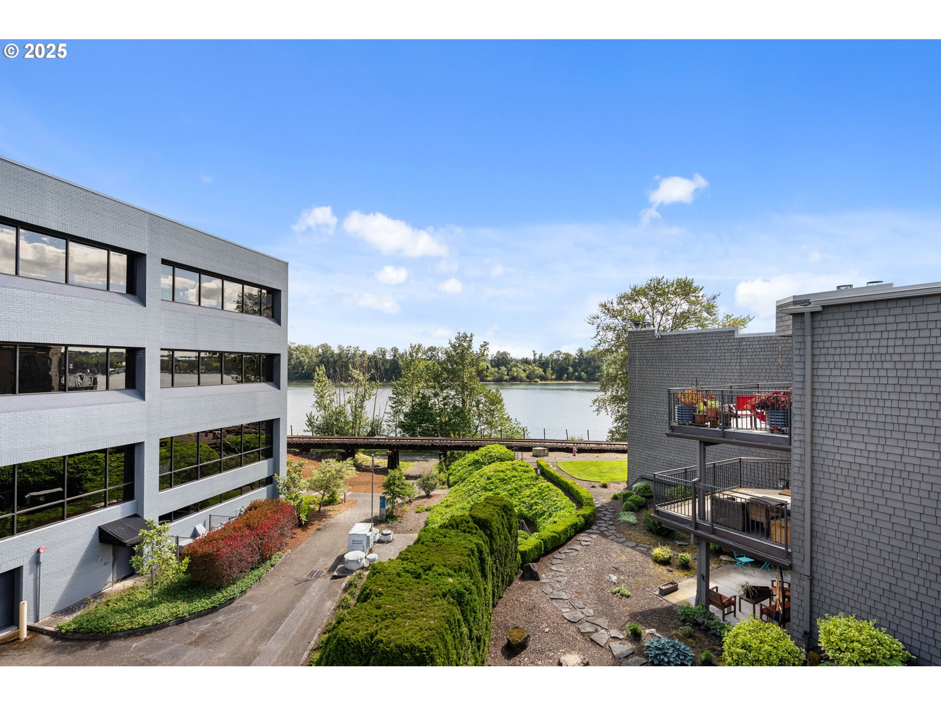 5620 South Riverside Lane, Unit 3 Portland, OR 97239 - Photo 33 of 41 a view of a house with backyard and sitting area