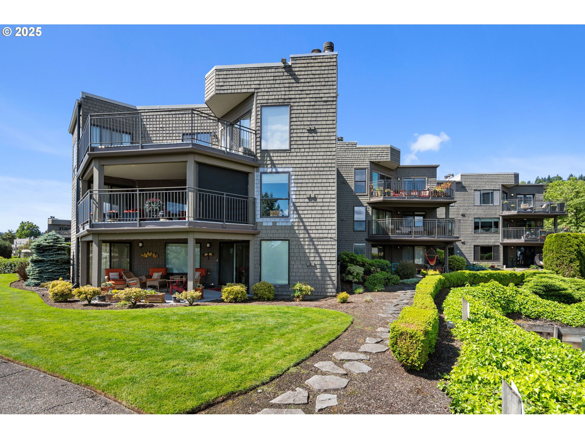 5620 South Riverside Lane, Unit 3 Portland, OR 97239 - Photo 35 of 41 a view of a building with a big yard