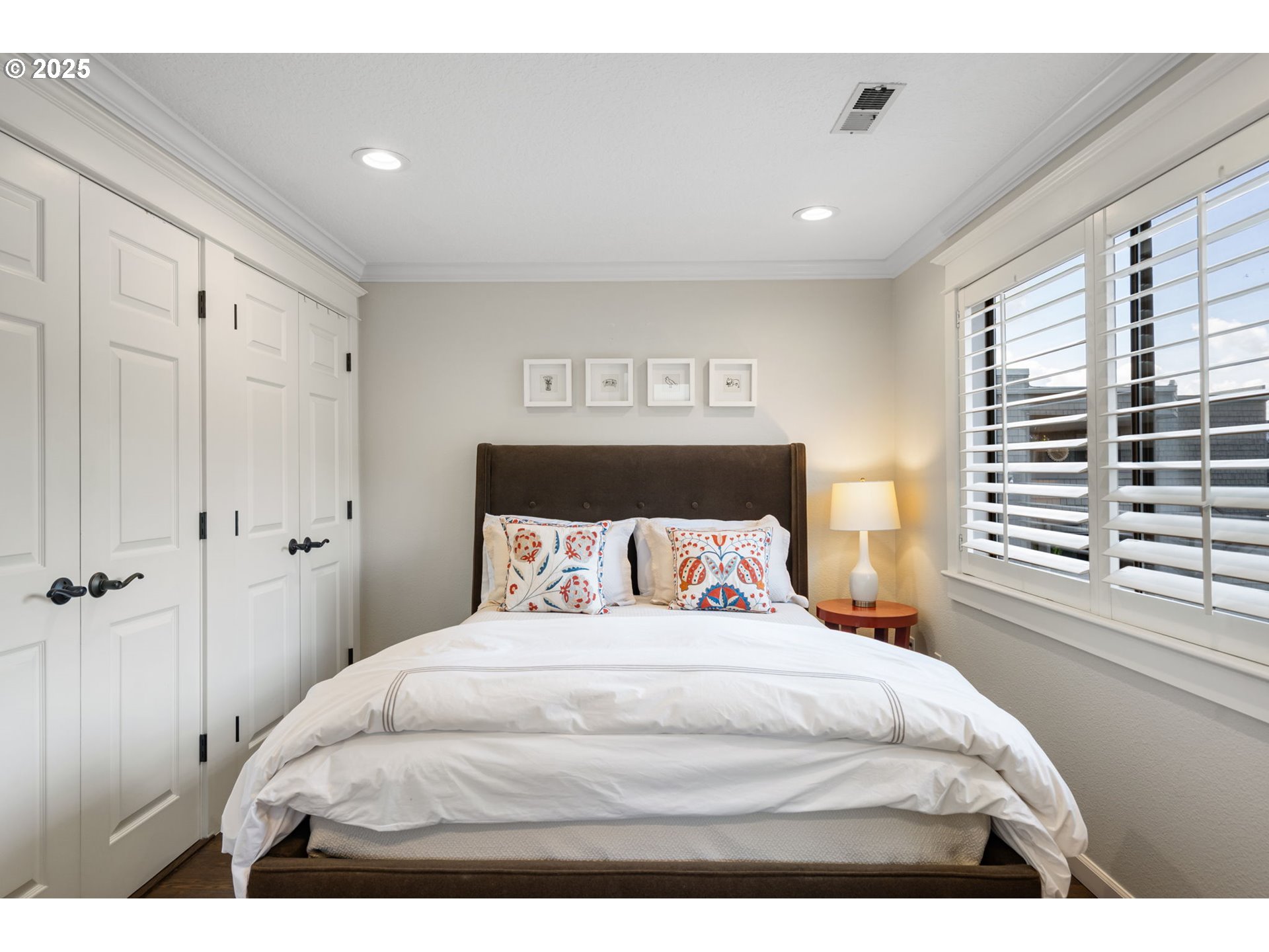 5620 South Riverside Lane, Unit 3 Portland, OR 97239 - Photo 7 of 41 a bedroom with a bed and a window