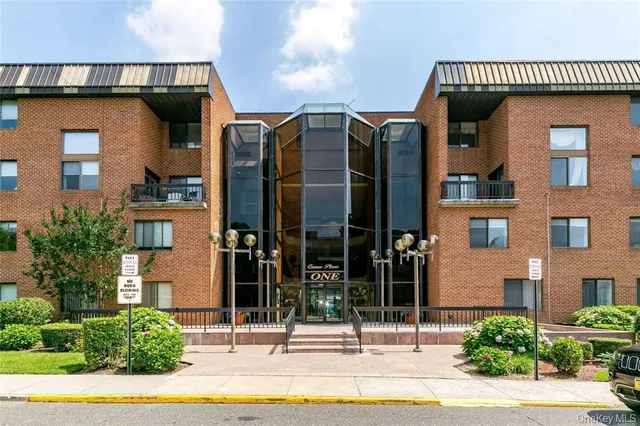 $3,750 | 1 Ipswich Avenue, Unit 128, Great Neck, NY 11021