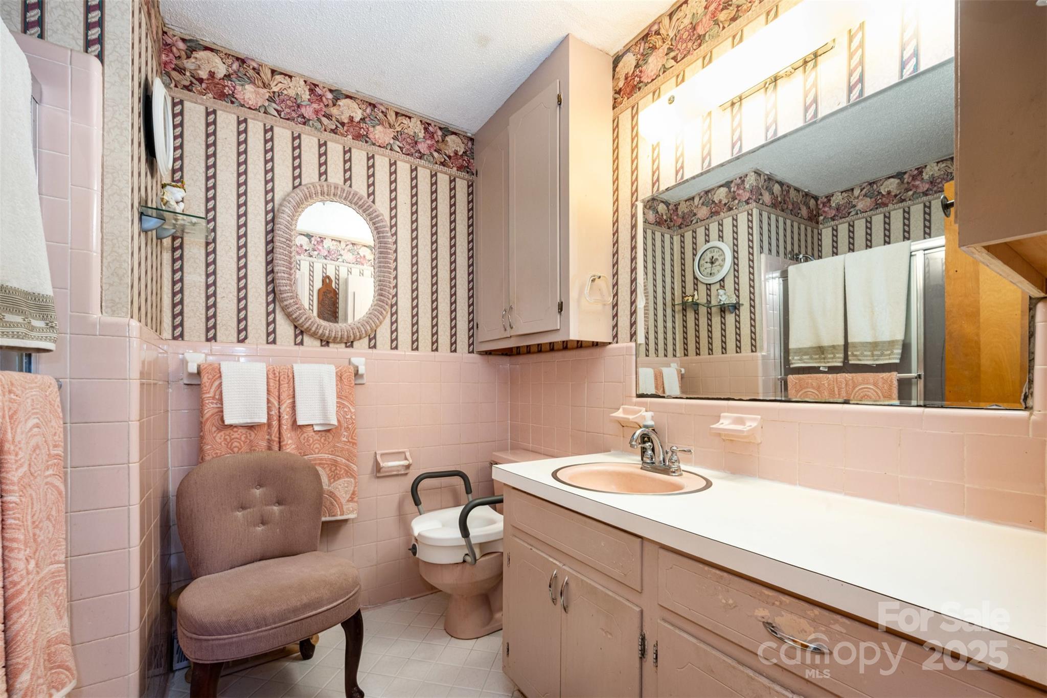 2236 Old Hickory Grove Road Mount Holly, NC 28120 - Photo 14 of 27 a bathroom with a toilet a sink and mirror