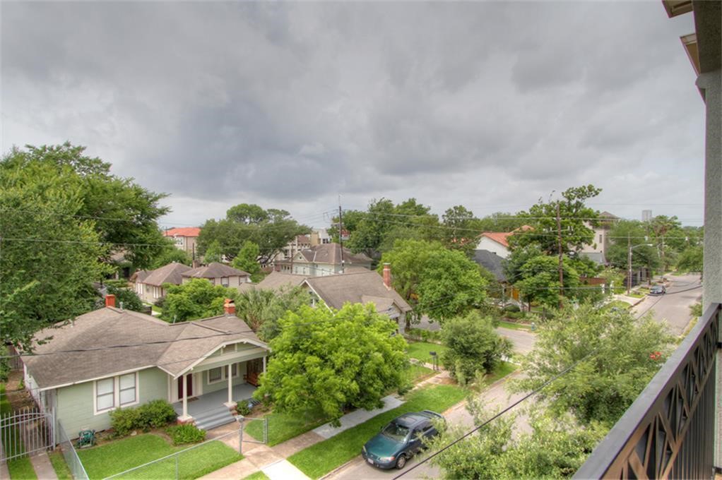 622 Bomar Street Houston, TX 77006 - Photo 12 of 21 a view of a city from terrace