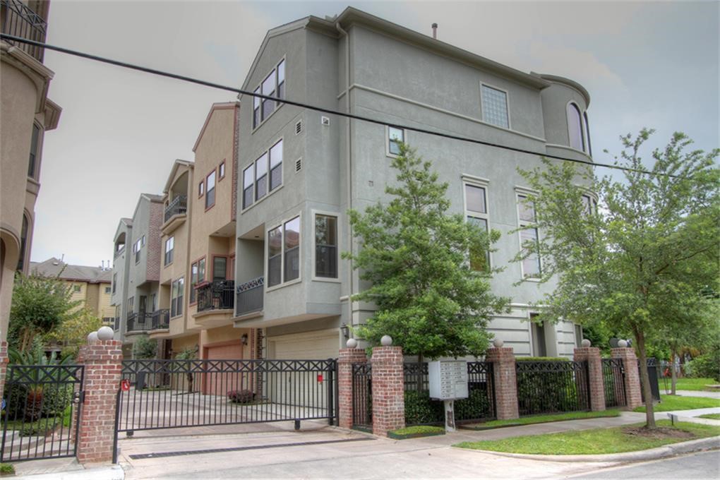 622 Bomar Street Houston, TX 77006 - Photo 3 of 21 a view of a street with a building on the street