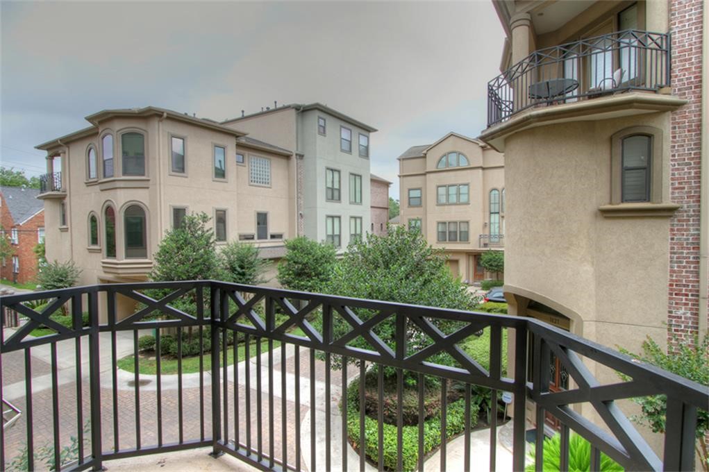 622 Bomar Street Houston, TX 77006 - Photo 10 of 21 a view of a building from a balcony