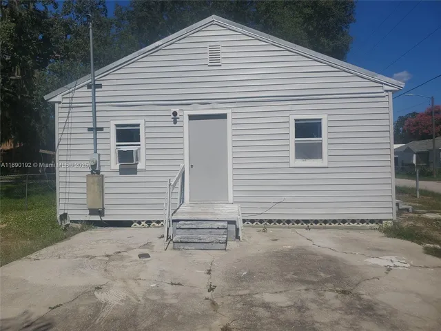 a view of a house with backyard