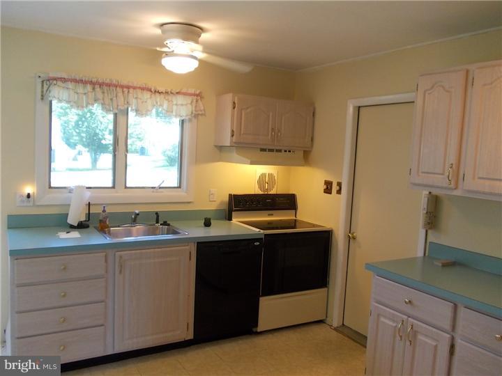 12 Roving Road Levittown, PA 19056 - Photo 5 of 25 Kitchen