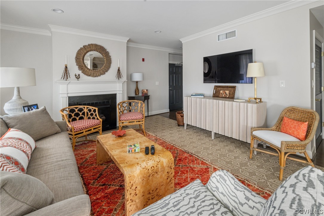413 Stuart Circle, Unit U5E Richmond, VA 23220 - Photo 4 of 29 a living room with furniture and a flat screen tv