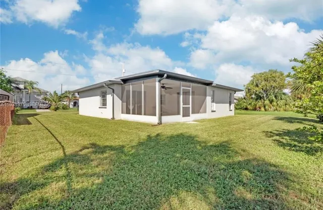 a view of a house with backyard and garden