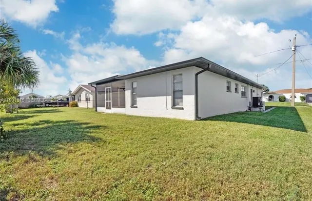 a view of a house with backyard and garden