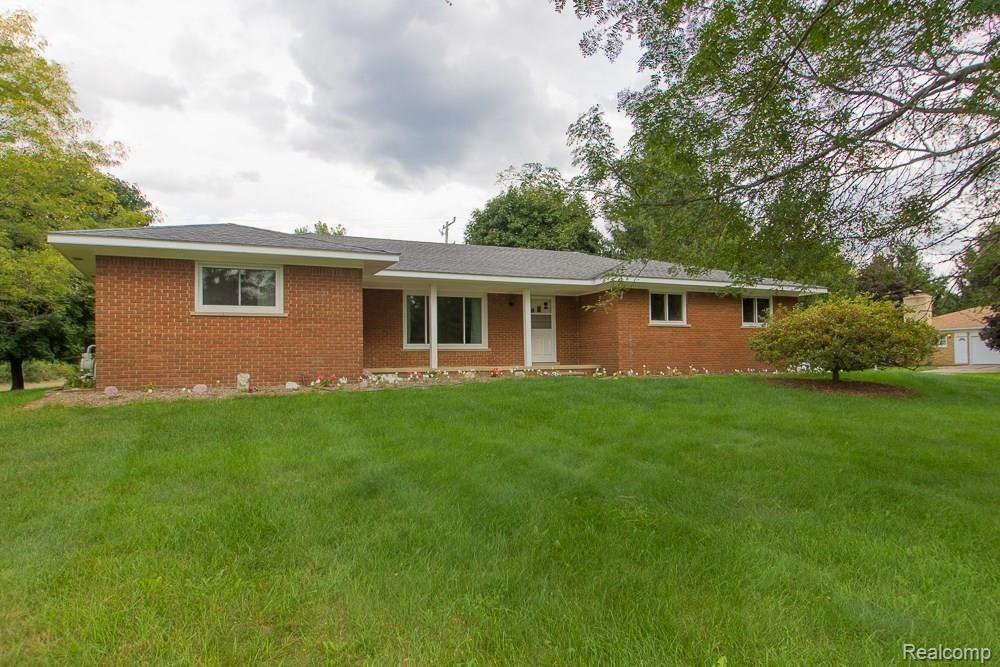 575 Sanders Road Oxford, MI 48371 - Photo 22 of 22 Flowers Frame Front of House