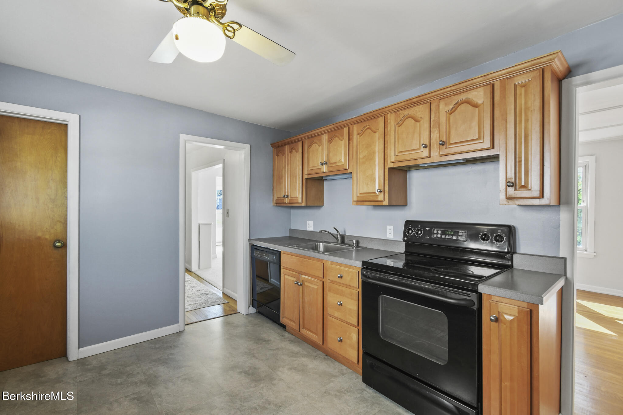 66 Holmes Road Pittsfield, MA 01201 - Photo 24 of 37 66 Holmes RoadPittsfieldMA 01201-23