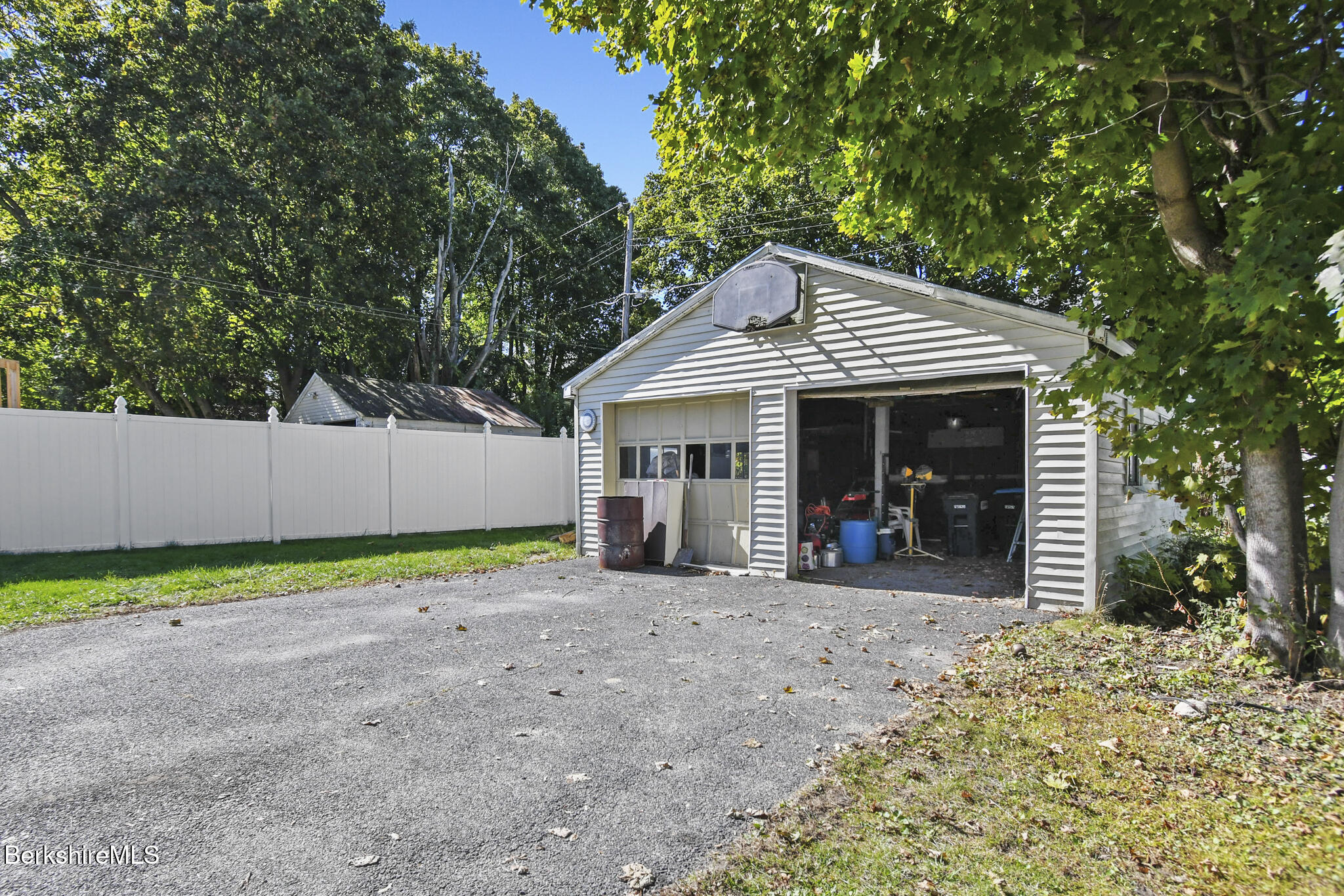 66 Holmes Road Pittsfield, MA 01201 - Photo 8 of 37 66 Holmes RoadPittsfieldMA 01201-09