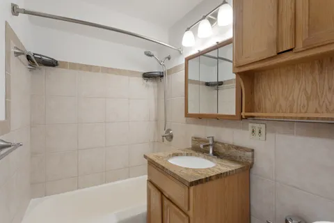 $289,000 | 3950 North Lake Shore Drive, Unit 1006B, Chicago, IL 60613