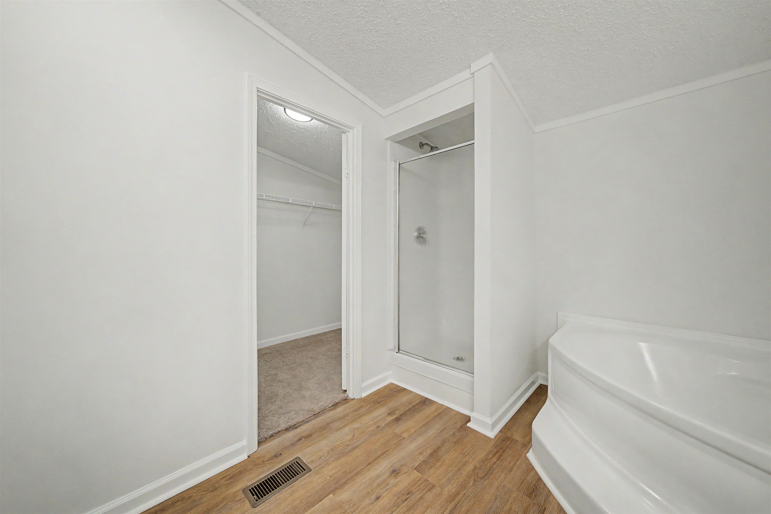 890 Burks Road Savannah, TN 38372 - Photo 15 of 40 a bathroom with a bathtub and shower