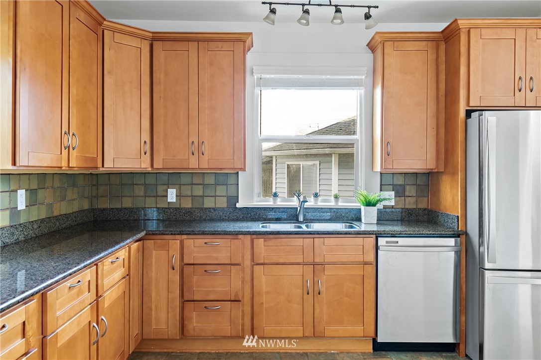 10415 Renton Avenue South Seattle, WA 98178 - Photo 11 of 29 Gallery Image 11