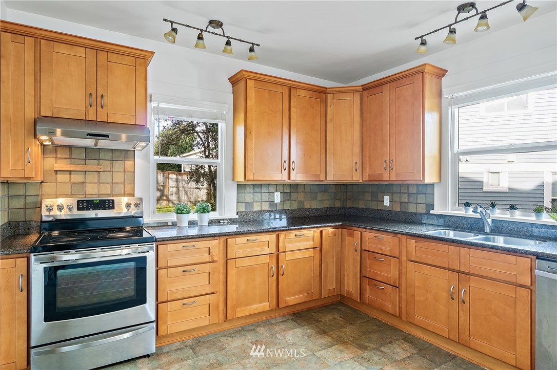 10415 Renton Avenue South Seattle, WA 98178 - Photo 12 of 29 Gallery Image 12