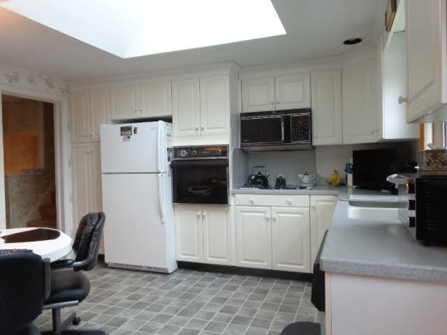 7 Four Winds Road Portland, ME 04102 - Photo 2 of 15 Nice and bright (skylight) eat-in...
