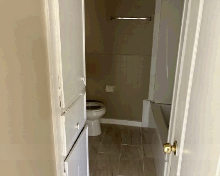 8219 Corinth Street Houston, TX 77051 - Photo 7 of 10 Bath