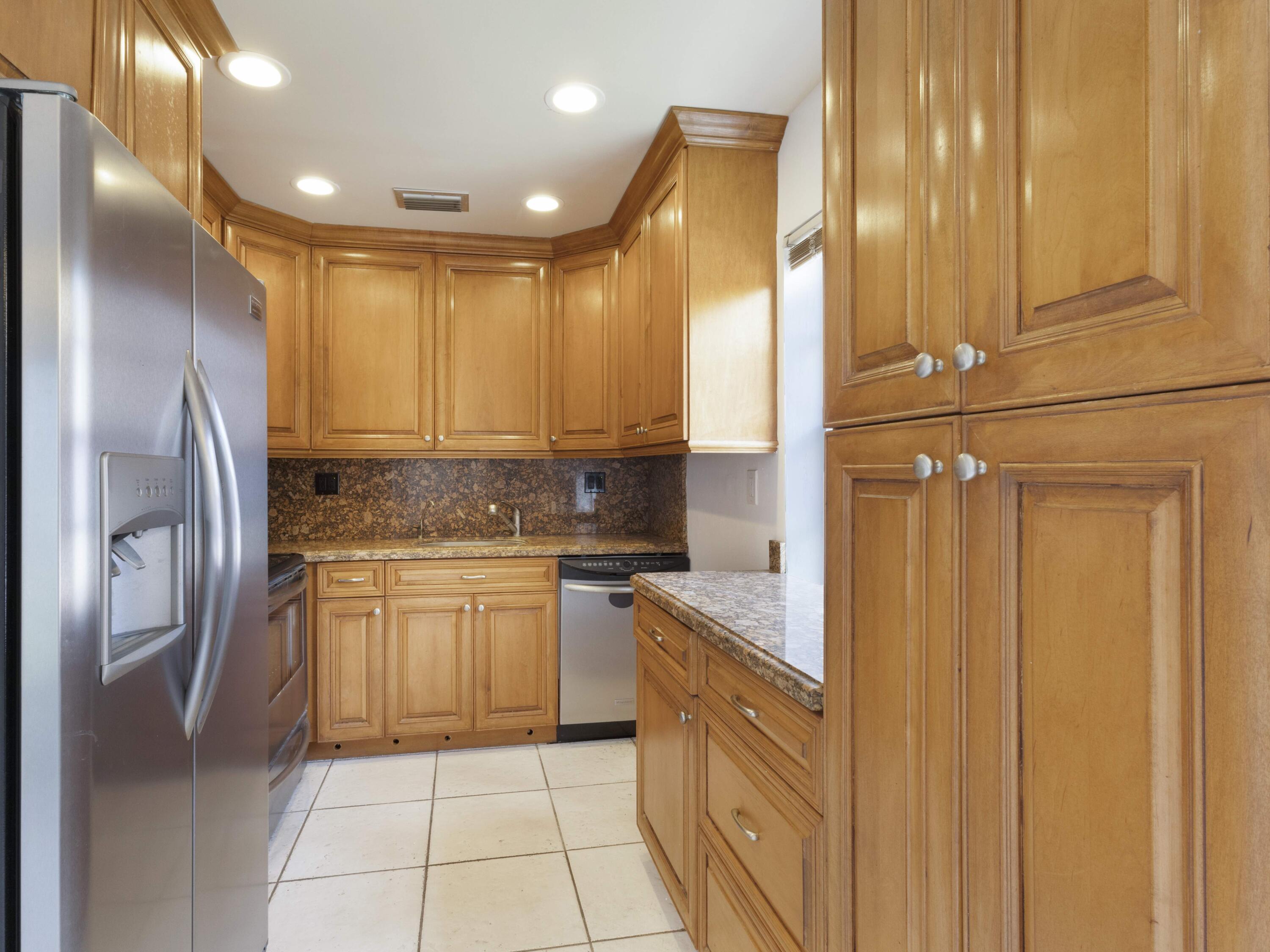 30 Flanders A Delray Beach, FL 33484 - Photo 11 of 38 Kitchen