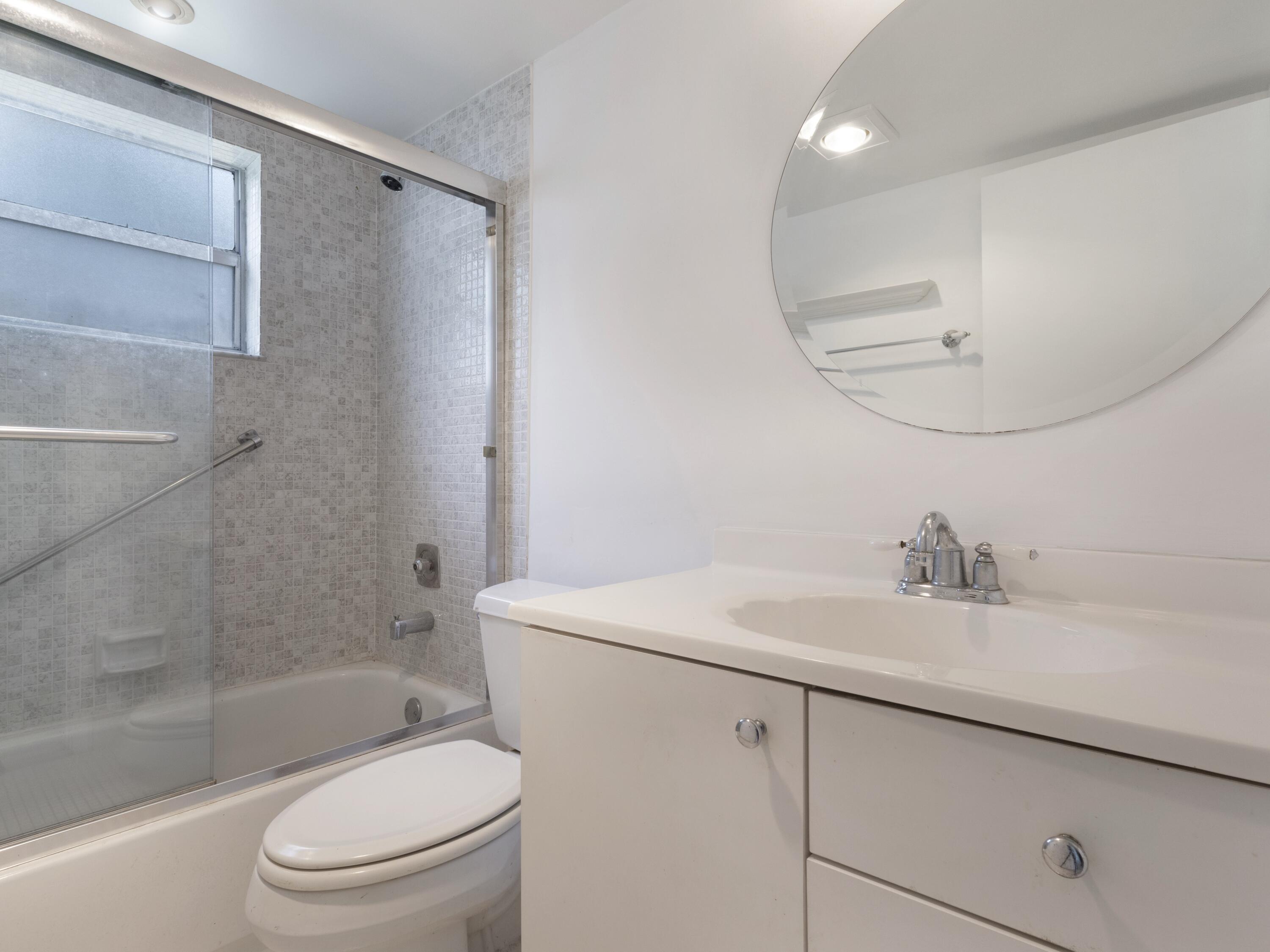 30 Flanders A Delray Beach, FL 33484 - Photo 12 of 38 Guest Bathroom