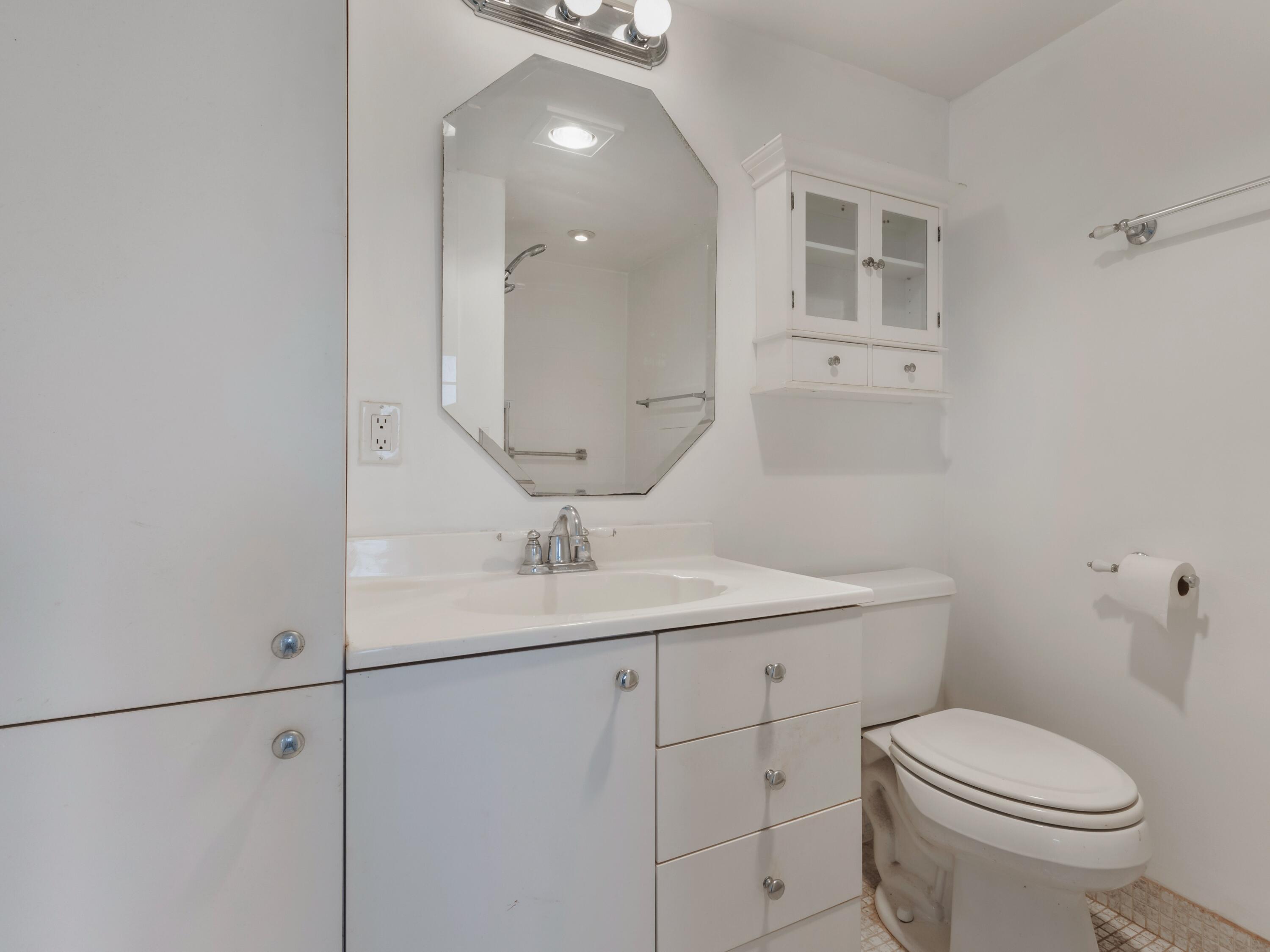 30 Flanders A Delray Beach, FL 33484 - Photo 15 of 38 Primary Bathroom