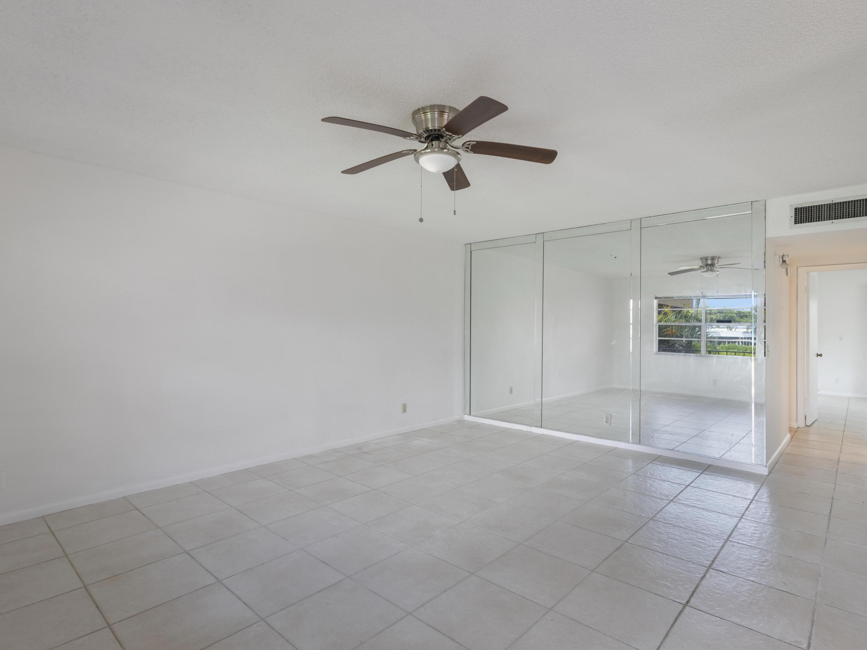 30 Flanders A Delray Beach, FL 33484 - Photo 6 of 38 Living