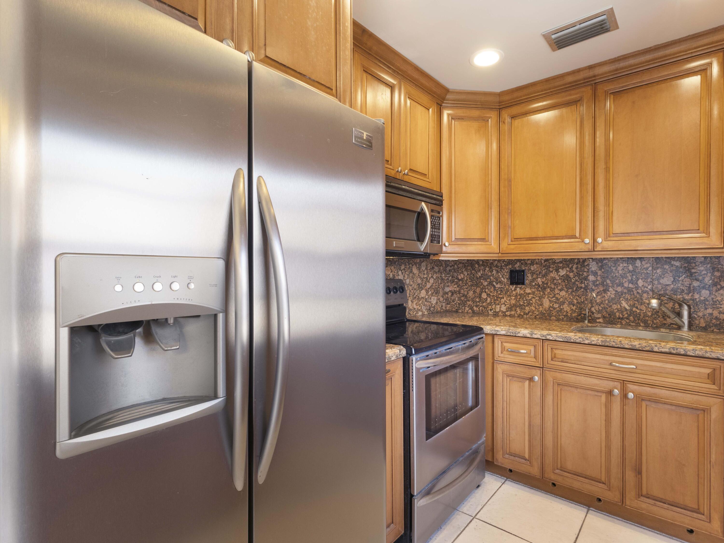 30 Flanders A Delray Beach, FL 33484 - Photo 10 of 38 Kitchen