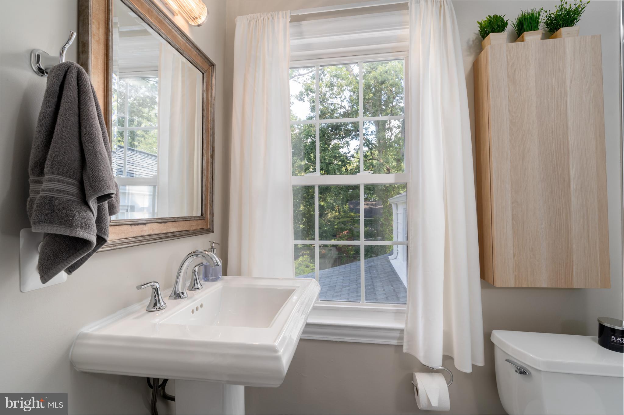 10421 Naglee Road Silver Spring, MD 20903 - Photo 27 of 50 Second Level Bathroom