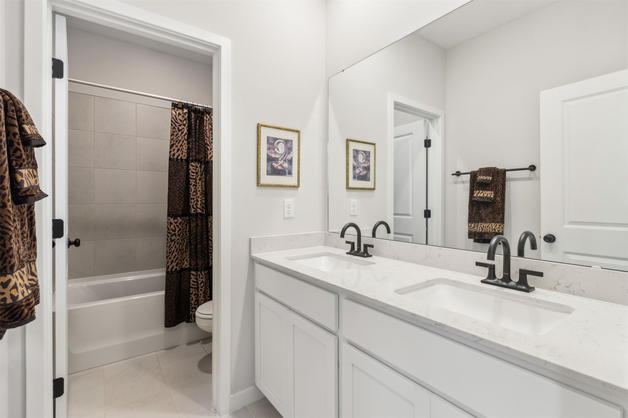 96277 Broadmoore Road Fernandina Beach, FL 32034 - Photo 19 of 26 a bathroom with a sink and a mirror