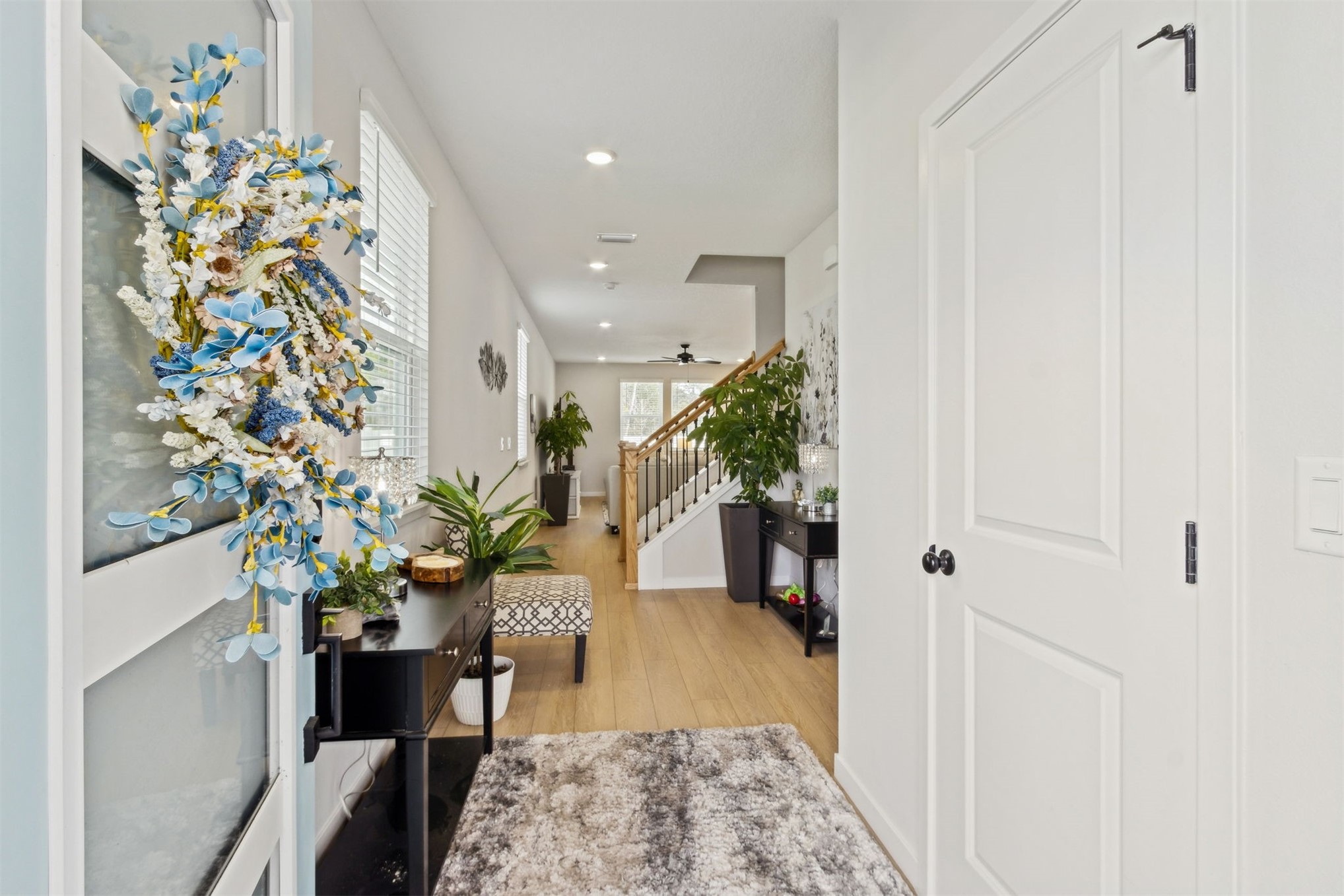 96277 Broadmoore Road Fernandina Beach, FL 32034 - Photo 3 of 26 a hallway with a flower pot and a table