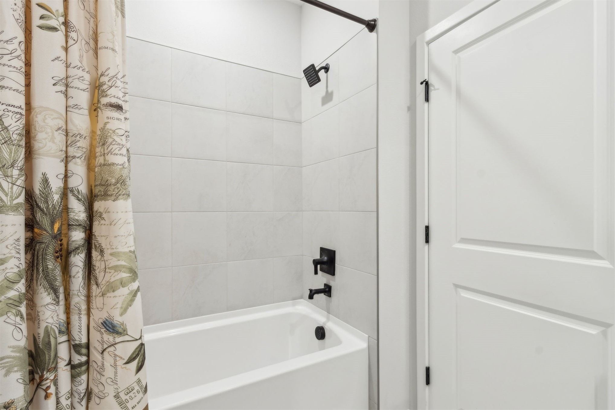 96277 Broadmoore Road Fernandina Beach, FL 32034 - Photo 10 of 26 a bathroom with a bathtub