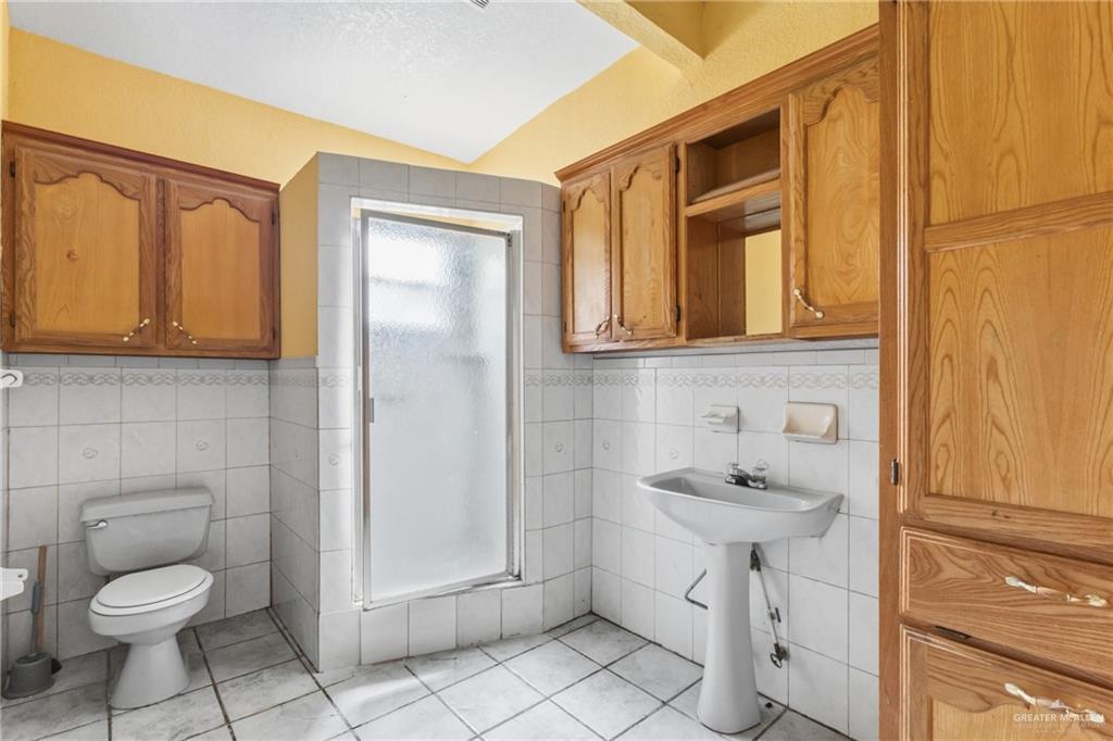 101 Ash Street Donna, TX 78537 - Photo 9 of 14 a bathroom with a sink toilet and shower