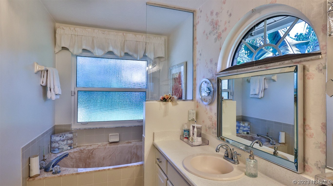 160 Packwood Road Edgewater, FL 32141 - Photo 20 of 31 a bathroom with a sink mirror and a bathtub