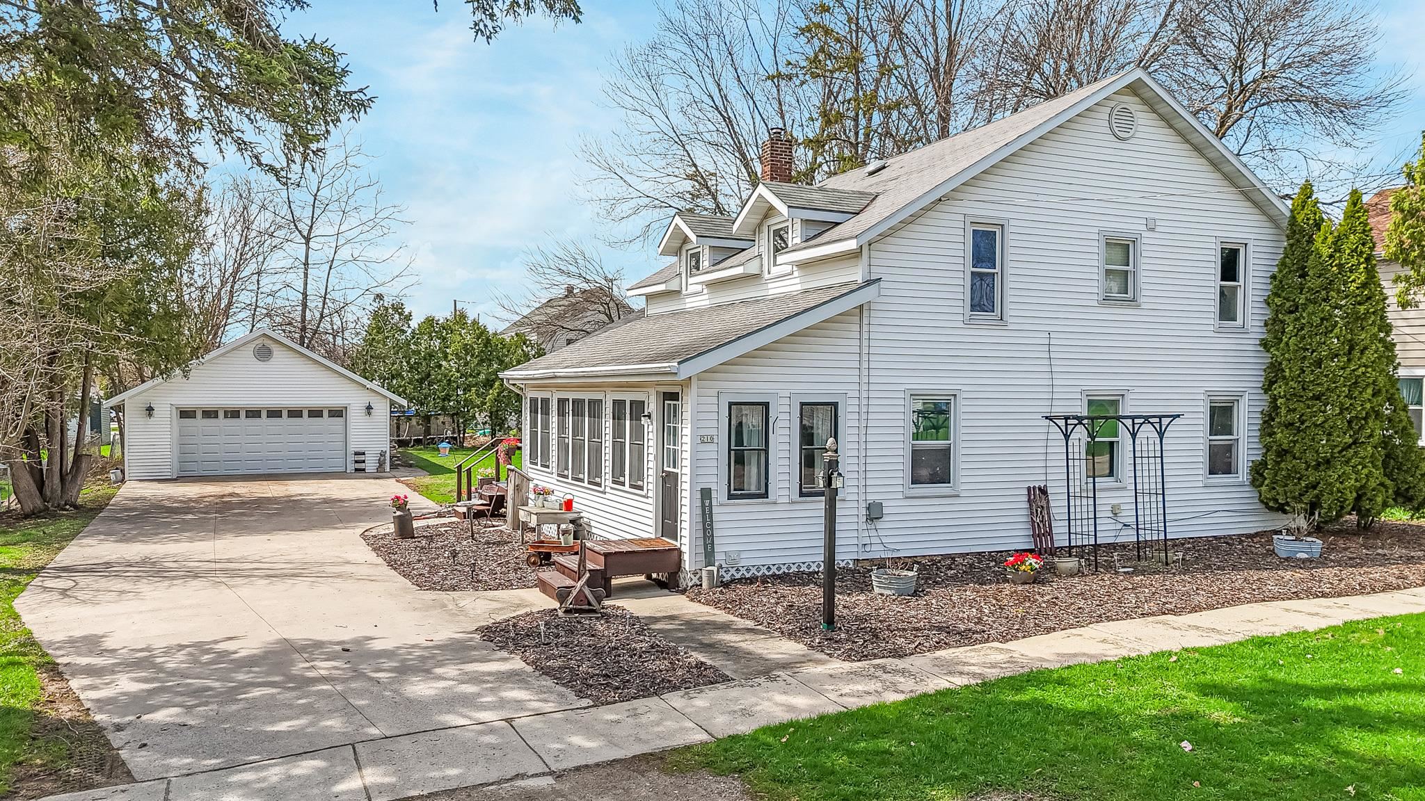 210 South 4th Street Winneconne, WI 54986 - Photo 3 of 46