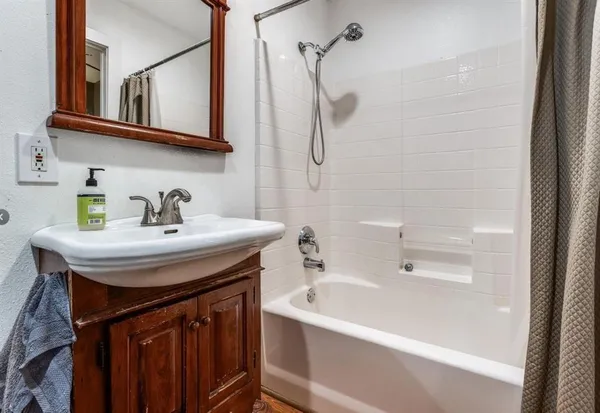 $3,300 | 9235 East Lake Highlands Drive, Dallas, TX 75218