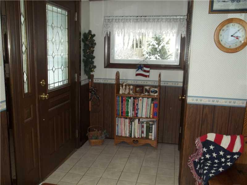 1817 Pulaski Road New Castle, PA 16105 - Photo 2 of 9 Entry/Foyer.