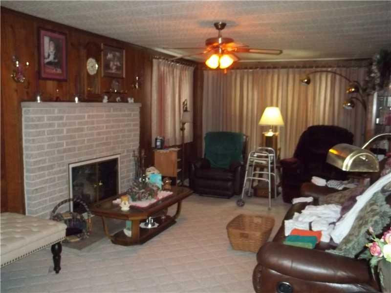 1817 Pulaski Road New Castle, PA 16105 - Photo 4 of 9 Living Room.