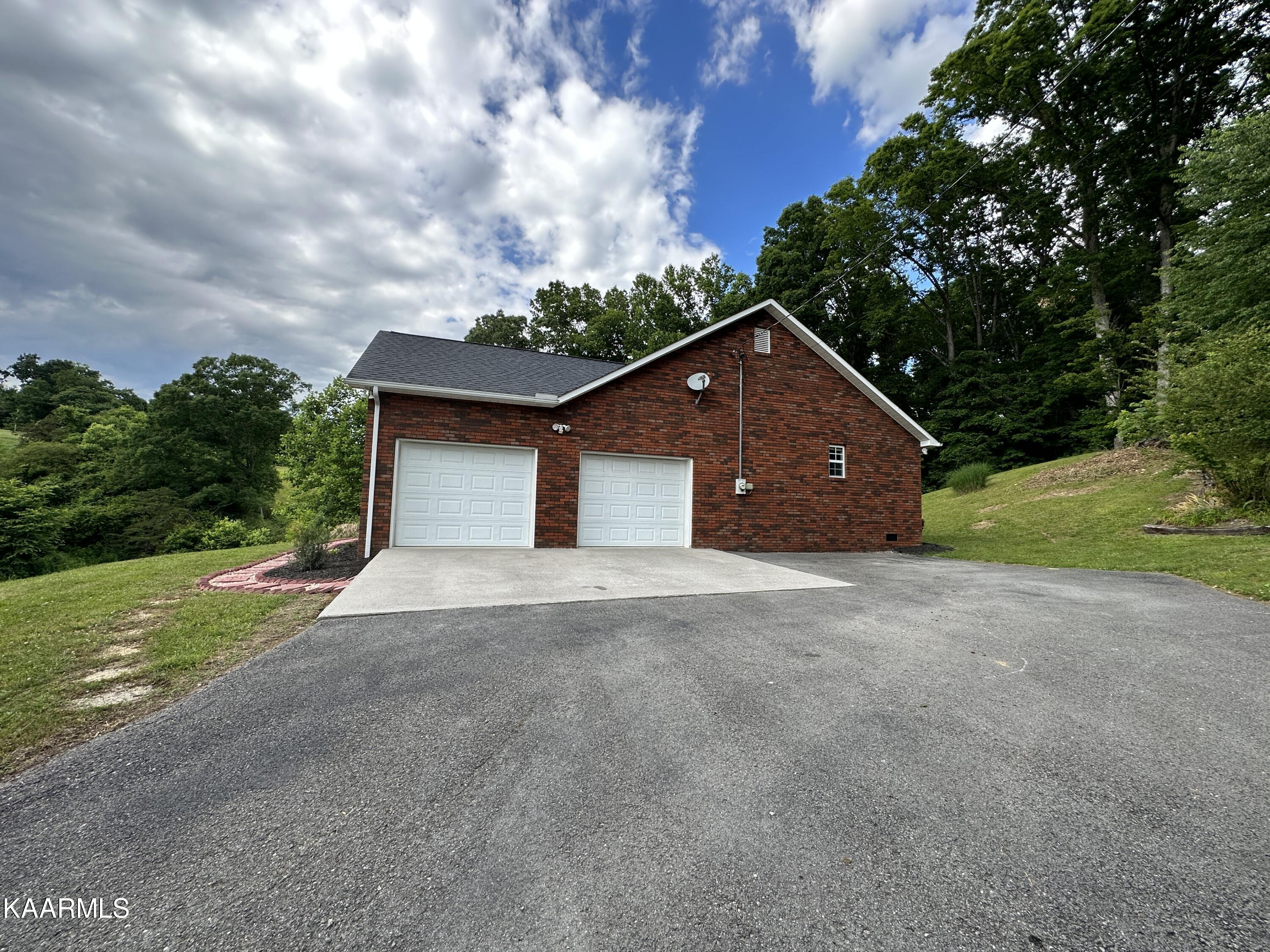 368 Peach Orchard Road Clinton, TN 37716 - Photo 4 of 32 IMG_8783