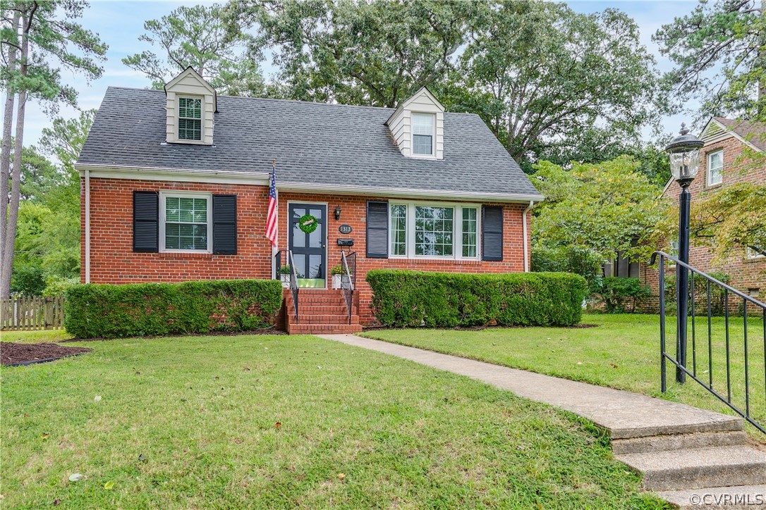 This brick and vinyl cape has a 30 year roof with