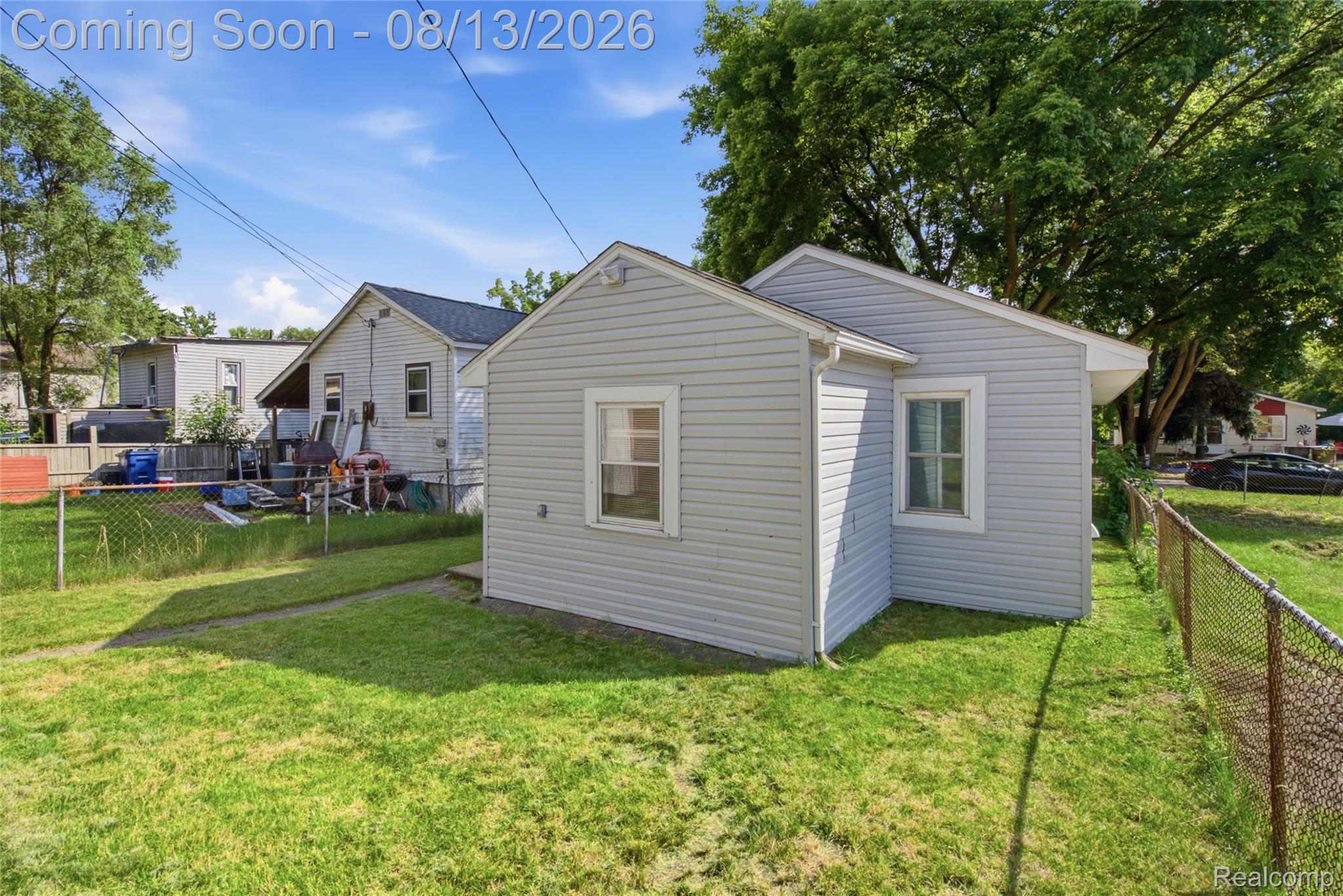 808 Corwin Court Pontiac, MI 48340 - Photo 27 of 33 Chain link fencing enclosing a grassy yard