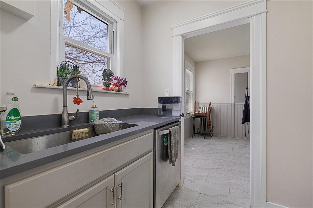 39 Boyd Street Worcester, MA 01606 - Photo 5 of 36