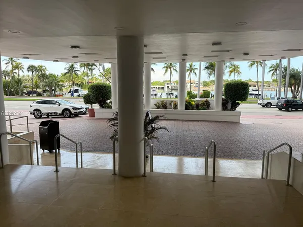 $3,700 | 5005 Collins Avenue, Unit 1525, Miami Beach, FL 33140