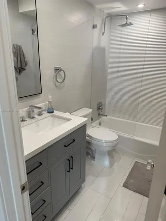 $3,700 | 5005 Collins Avenue, Unit 1525, Miami Beach, FL 33140