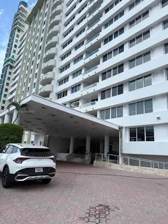 $3,700 | 5005 Collins Avenue, Unit 1525, Miami Beach, FL 33140