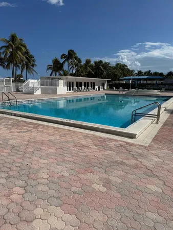 $3,700 | 5005 Collins Avenue, Unit 1525, Miami Beach, FL 33140
