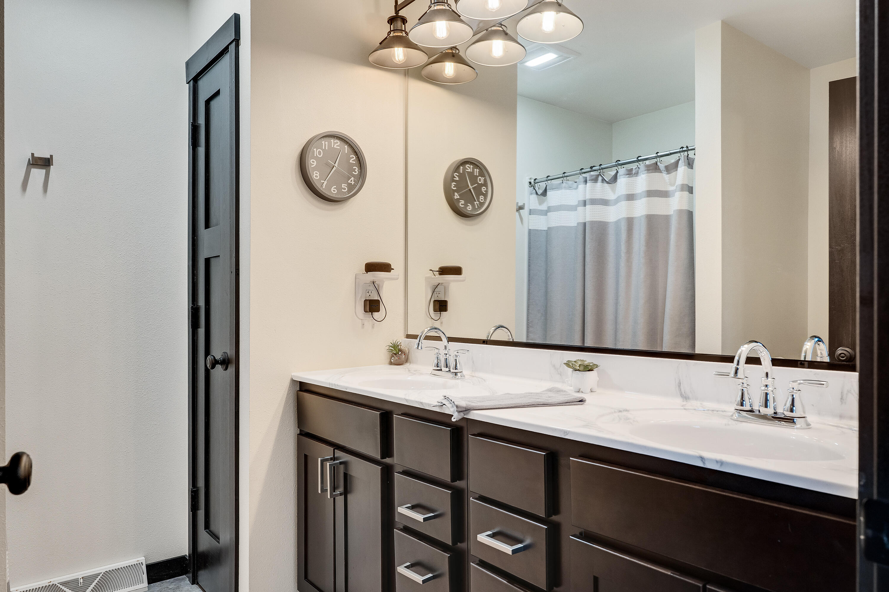 2012 Elinor Lane Holmen, WI 54636 - Photo 15 of 35 Primary en suite