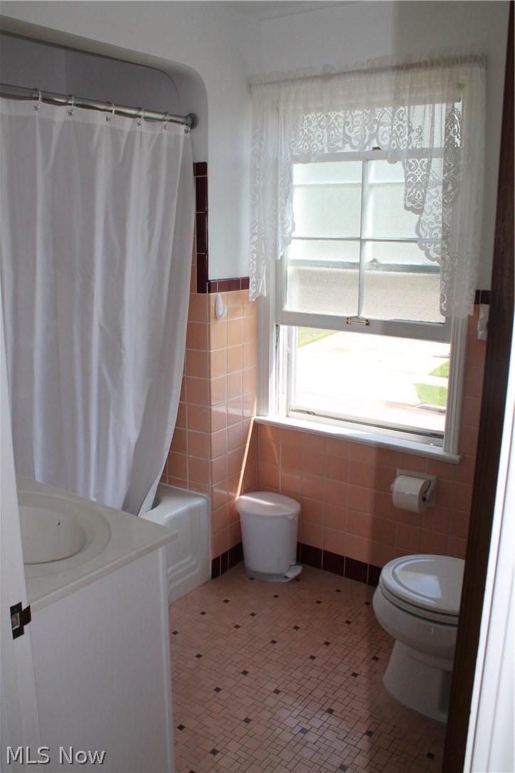 1189 Argonne Road Cleveland, OH 44121 - Photo 16 of 30 Full bath-- new toilet, new light fixture, fresh paint, and GFI outlet