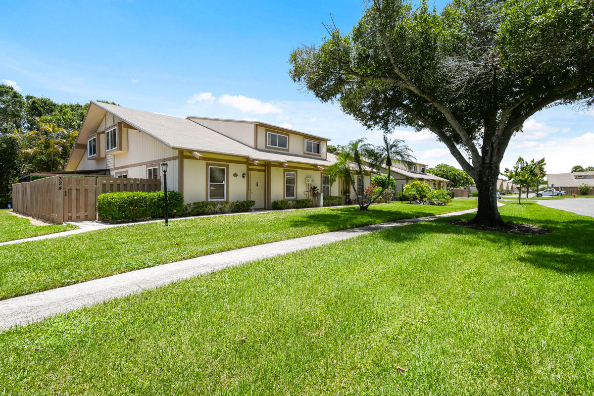 324 Maplecrest Circle Jupiter, FL 33458 - Photo 4 of 29 DSC_4124