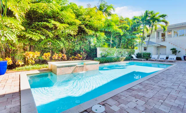 a view of a backyard